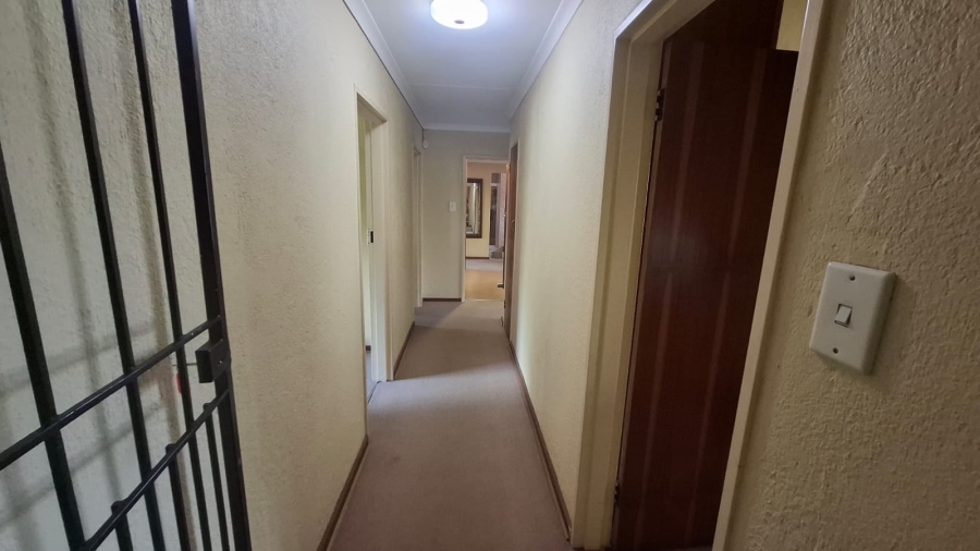 6 Bedroom Property for Sale in Mooivallei Park North West